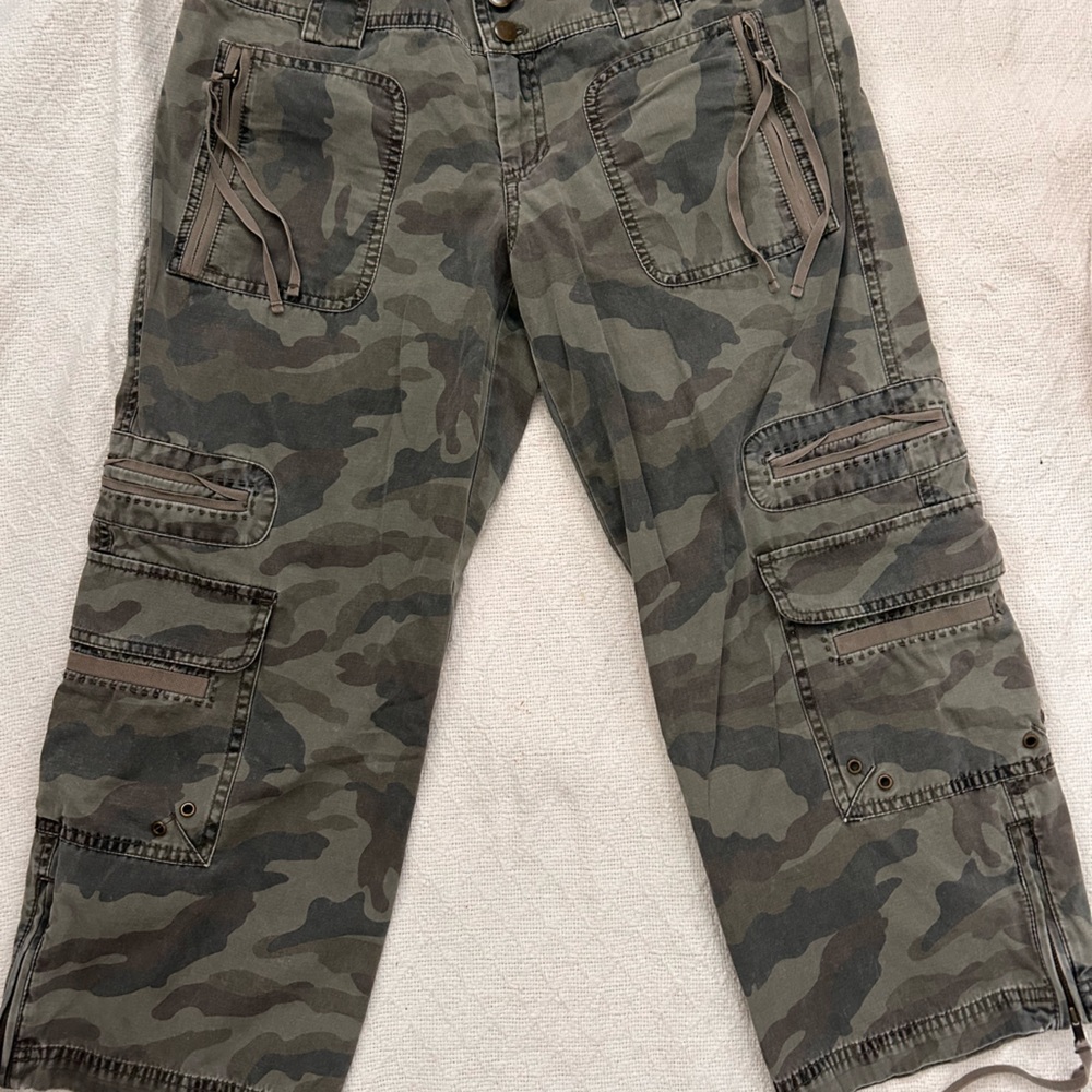 Juicy Couture Cargo Capri - Picture 9 of 11